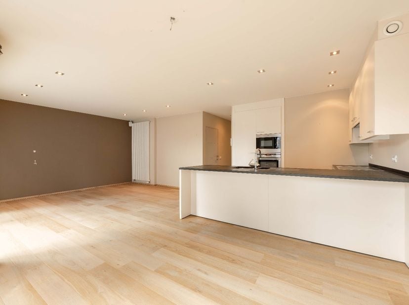 Heel lichtrijk appartement met 2 slaapkamers op de eerste verdieping, rustig gelegen in Pittem. Het appartement beschikt zowel vooraan als achteraan o