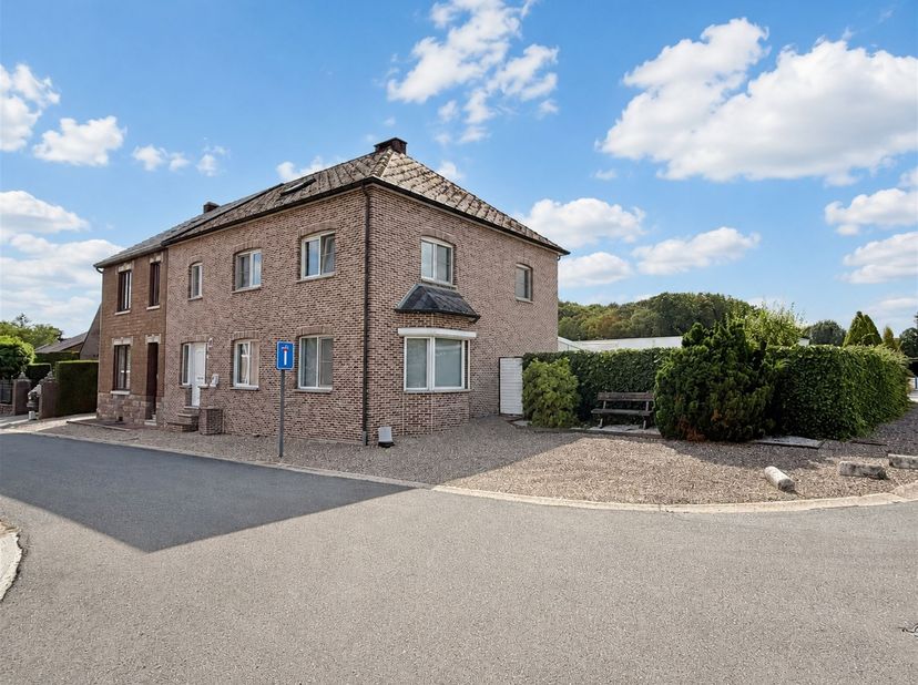 Verrassend ruime gezinswoning met 4 slaapkamers, kelder, zolder en een grote inpandige garage!<br />
<br />
In een rustige en aangename woonomgeving