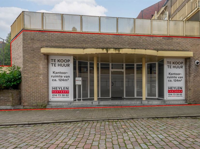 Ruime kantoorruimte vlakbij de Grote Markt van turnhout <br />
Locatie:<br />
Het pand is uiterst gunstig gelegen vlakbij de Grote Markt van Turnhout