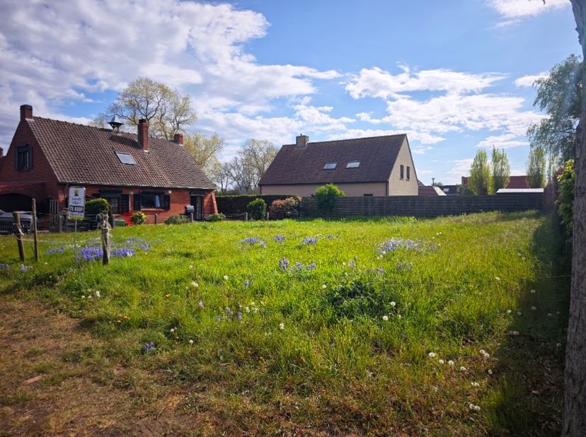 Ce magnifique terrain à bâtir idéalement situé à Oostduinkerke est proposé à la vente avec un permis de construire pour une villa, mais sans obligatio