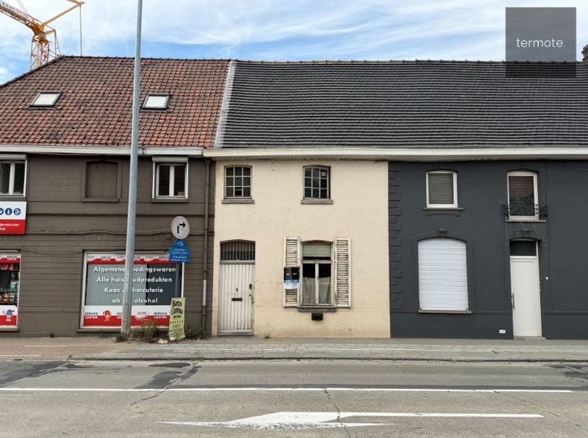 Op te frissen rijwoning met meer ruimte dan men van de voorgevel zou verwachten.<br />
Een troef is zeker ook de zeer vlot bereikbare, centrale liggin