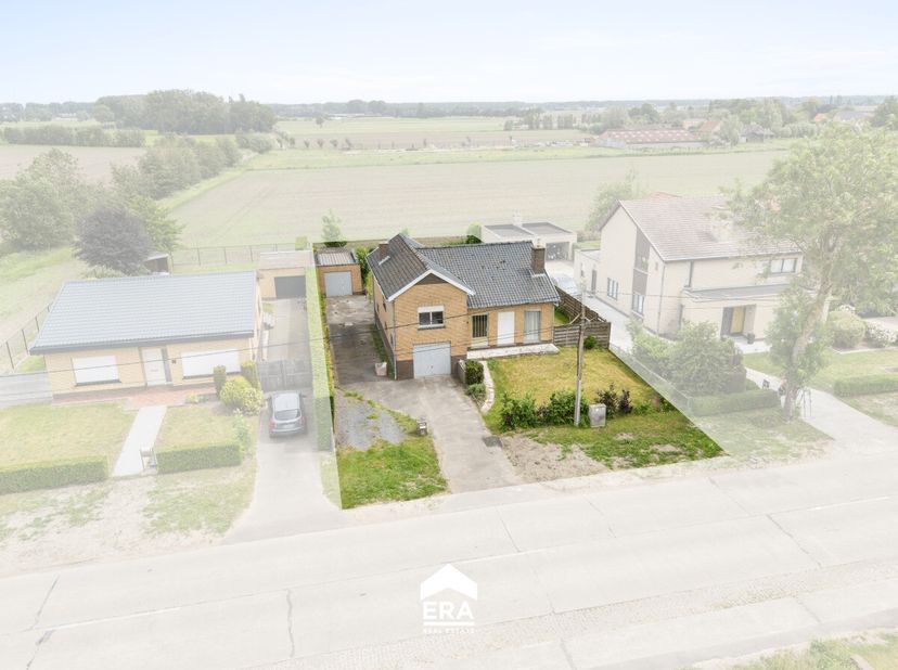 Te koop: open bebouwing in Adegem, met prachtig zicht op de velden en een ruime tuin. Deze woning ligt in een rustige, groene omgeving met vrij uitzic