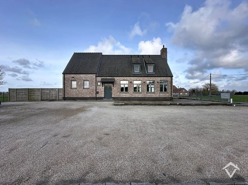 Op een goed bereikbare locatie in Eernegem, met een vlotte verbinding richting Torhout, Oostende en Gistel, bieden wij deze instapklare horecazaak met