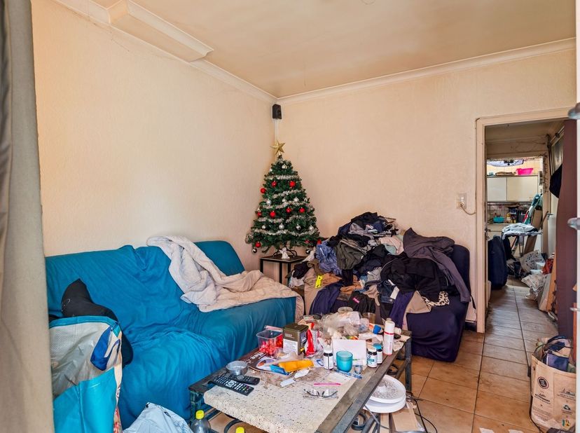 Te renoveren woning met 2/3 slaapkamers en 2 garages<br />
<br />
Deze rijwoning is ideaal voor wie op zoek is naar wonen in een rustige wijk. Doch