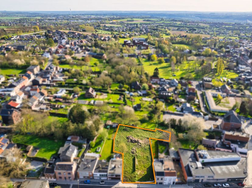 Parcelle de terrain d'environ 1.693 m² idéalement situées à Vottem. Un permis a été obtenu en 2021 pour la construction de 5 appartements. Plans et pe