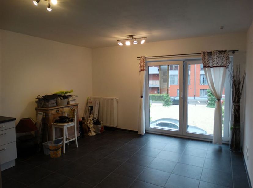 Prachtig appartement met 1 slaapkamer van +/- 50 m², gelegen in het hart van een recent complex tegenover het station van Péruwelz en vlak bij alle vo