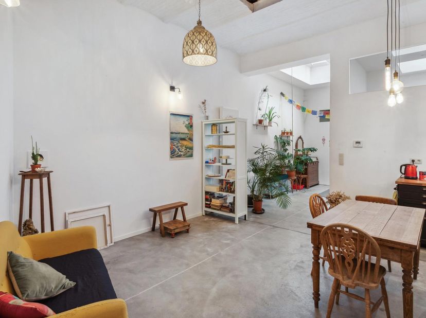 SINT GILLES - PROJECT - Atelier met een totale oppervlakte van +/- 144 m2. Het pand bestaat momenteel uit een grote werkplaats, garage of magazijn aan