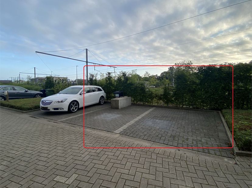 Twee private autostaanplaatsen (nr 7 en nr 8) te koop aan het station van Ieper. Mogelijk om apart te kopen. Private ligging achter residentie Tempeli