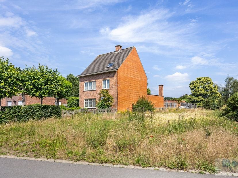 Op een uiterst rustige locatie te Itegem, bevindt zich dit prachtig stuk bouwgrond voor HOB met een oppervlakte van maar liefst 1005 m².<br />
<br />