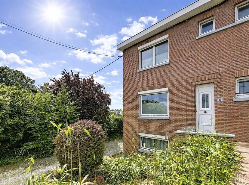 Maison 3 façades idéalement située à Mouscron<br />
Située dans le très recherché quartier de la Coquinie à deux pas de l'hôpital et à proximité imméd