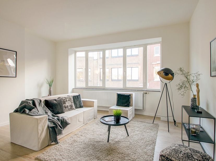 Dit veelzijdige pand combineert een ruime polyvalente ruimte van circa 300 m² met een volledig gerenoveerde triplexwoning van 151 m², waardoor het tal