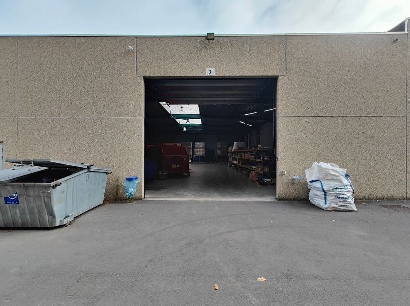 Fantastisch gelegen opslagruimte van 570 m² te huur, gelegen langs de vlot bereikbare en bedrijvige Kortrijksestraat (N50) te Oostkamp.<br />
<br />
D