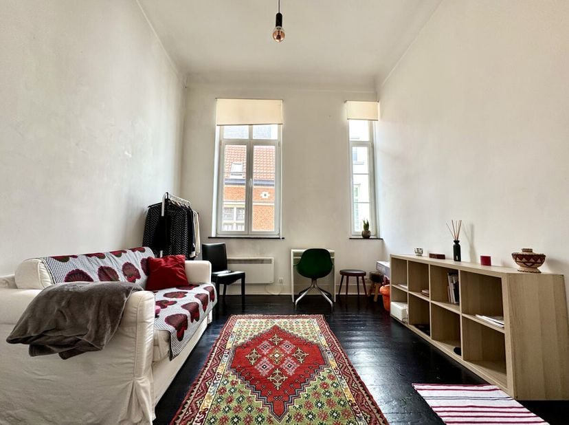 In een zijstraat van het Grand Sablon-plein, studio van 38 m² op de 2e verdieping van een rustig appartementencomplex, ideaal als tweede woning. De st