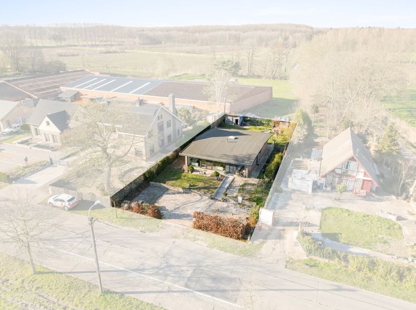 LiggingIn het rustige en groene Wachtebeke bevindt zich deze tijdloze &amp; vrijstaande bungalow op een royaal perceel van 950m². Een ideale ligging voor