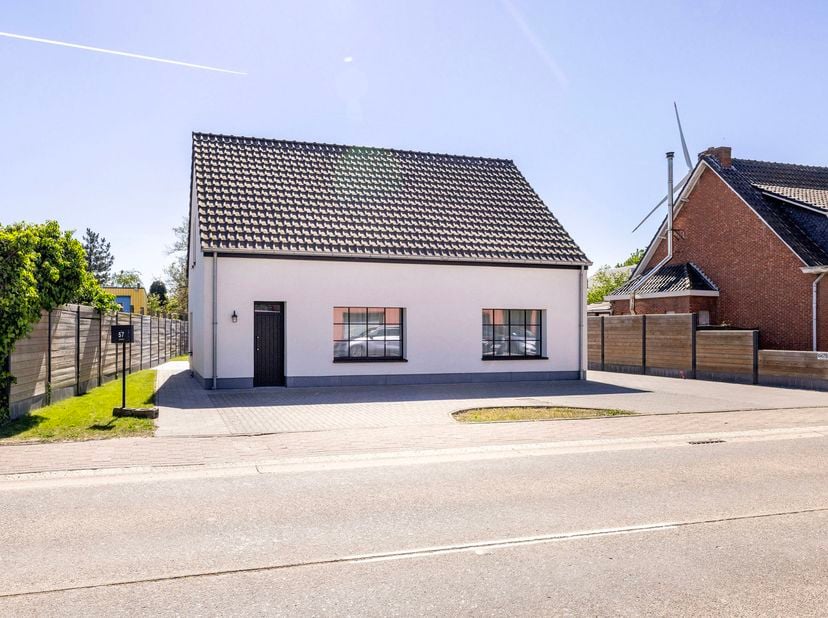 Ontdek deze gerenoveerde woning met een charmante tuin, gelegen aan de Rijkevorselseweg 57 in Beerse. De woning bevindt zich nabij de natuur en een gr