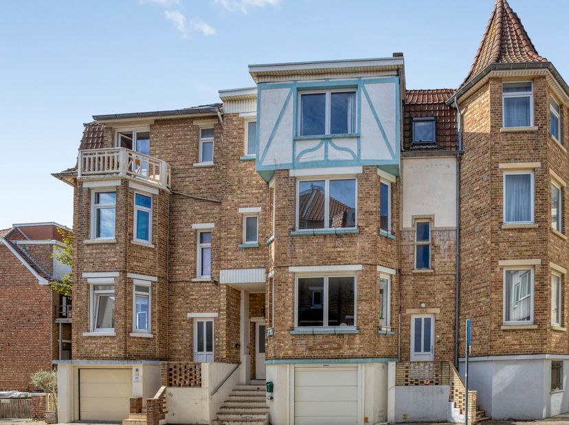 "Maison Brinc-Joli" is een uniek gelegen opbrengsteigendom op 200m van de zee.&amp;nbsp;<br />
Dit pand kan dienen als investering om te verhuren als vaka