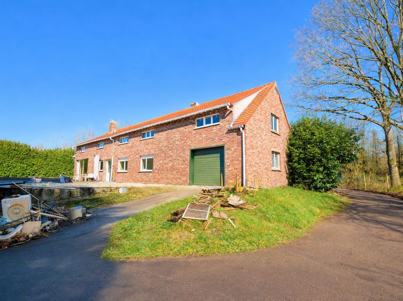Zeer grondig te renoveren landhuis op een totale grondoppervlakte van 14.000 m², gunstig en rustig gelegen in bosgebied. Deze woning beschikt over een