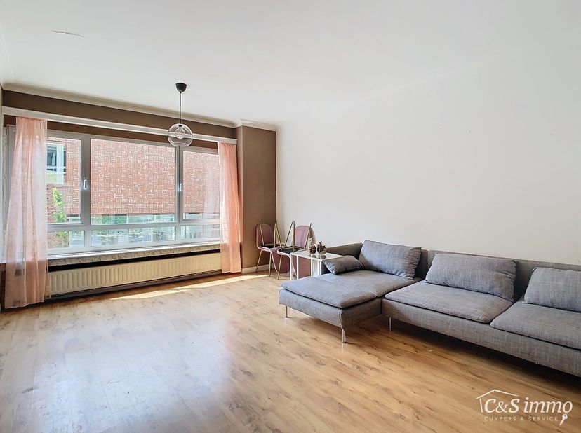 Betreed een knus appartement met één slaapkamer. Stap binnen in deze gezellige thuis, gelegen op de eerste verdieping van een bescheiden gebouw met li