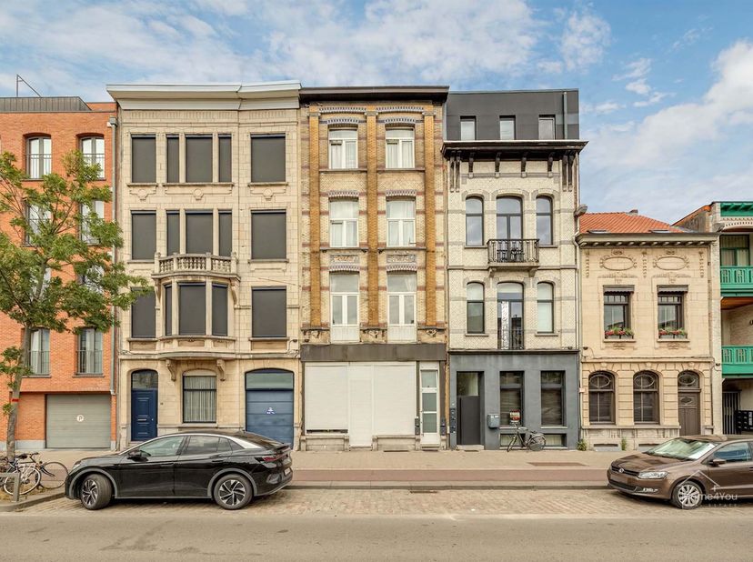 Interessant opbrengsteigendom op een centrale ligging langs de Herentalsebaan in Deurne. Het gebouw is momenteel ingedeeld in 4 woonentiteiten en gene