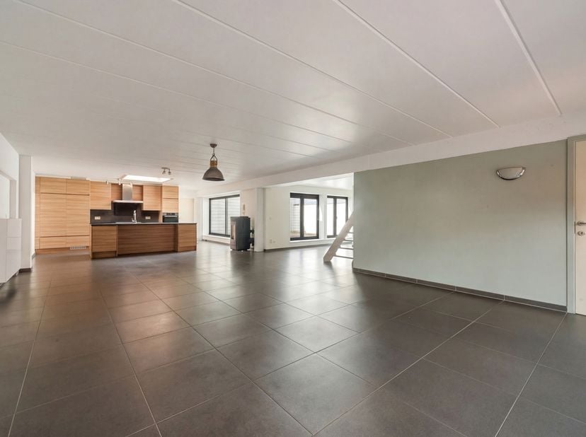 Deze instapklare duplex is gelegen vlakbij het centrum van Roeselare. Je kan perfect op de gelijkvloerse verdieping van de duplex wonen.<br />
Op de g