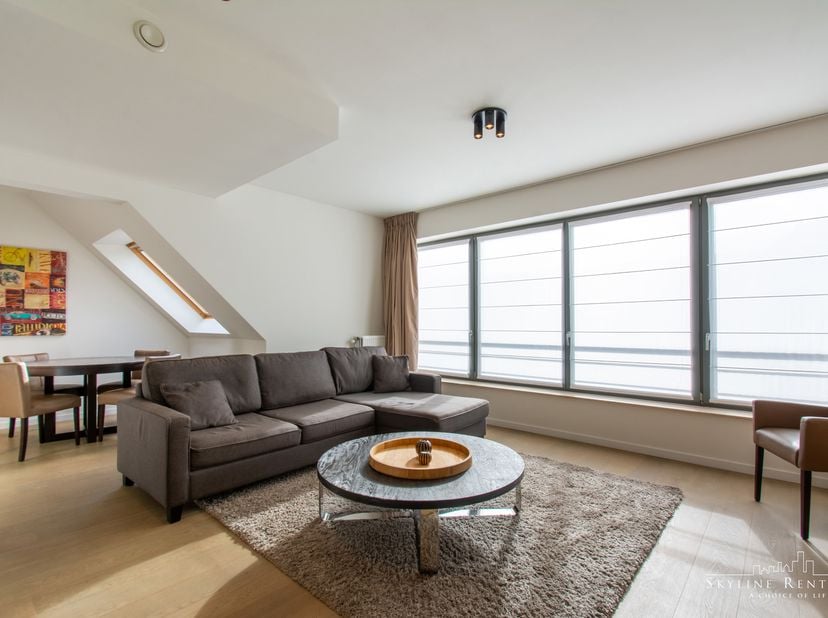 GP E6.6 - Prachtige gemeubelde penthouse, gelegen in een recent gebouw uit 2012, bestaande uit een inkomhal met apart toilet, een ruime woonkamer met