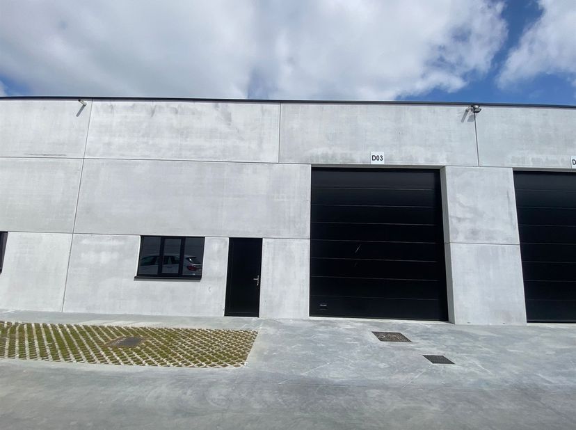 <br />
Oppervlakte: 271 m²<br />
2 Privatieve Parkeerplaatsen<br />
Vlotte bereikbaarheid via de Kortrijkseweg (N43) en de E17 (5 km)<br />
Brandklass