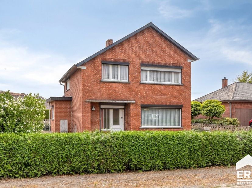 Rustig gelegen woning met 3 slaapkamers nabij winkels, scholen, openbaar vervoer en sport- en recreatiefaciliteiten. Bovendien zijn de invalswegen ric