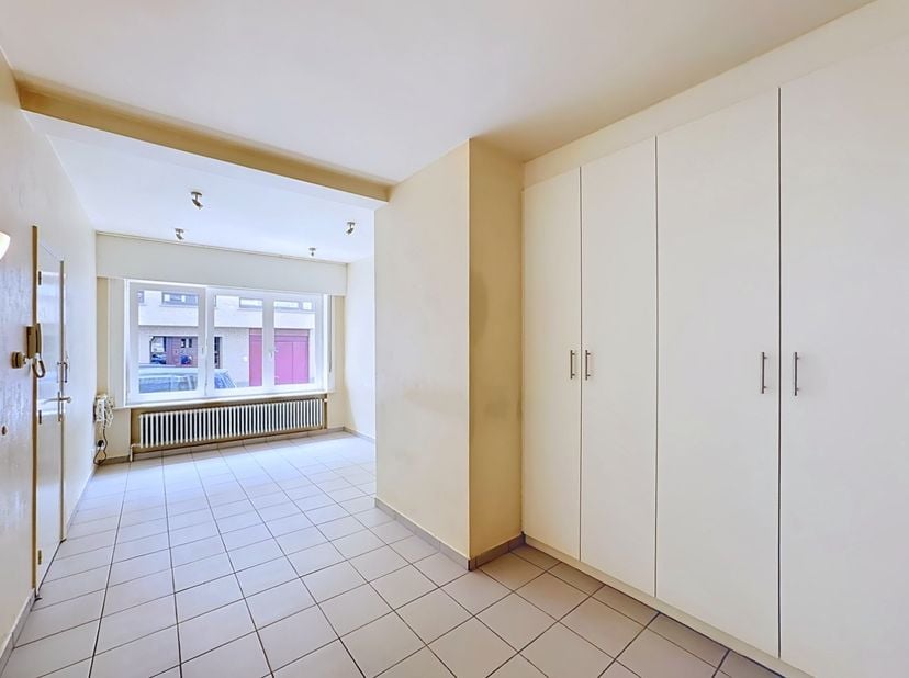 Dit appartement is gunstig gelegen aan de achterzijde van de Zeedijk in een zijstraat van het Heldenplein. Dit te renoveren gelijkvloers-appartement m