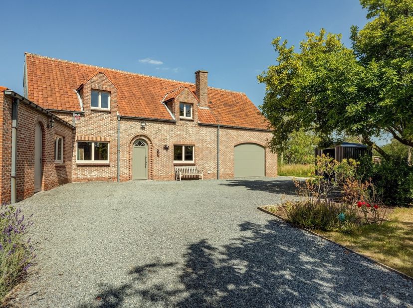 Bienvenue dans cette maison de campagne pleine de caractère, située au calme dans l'un des quartiers les plus verdoyants de Hamme, sur un terrain spac