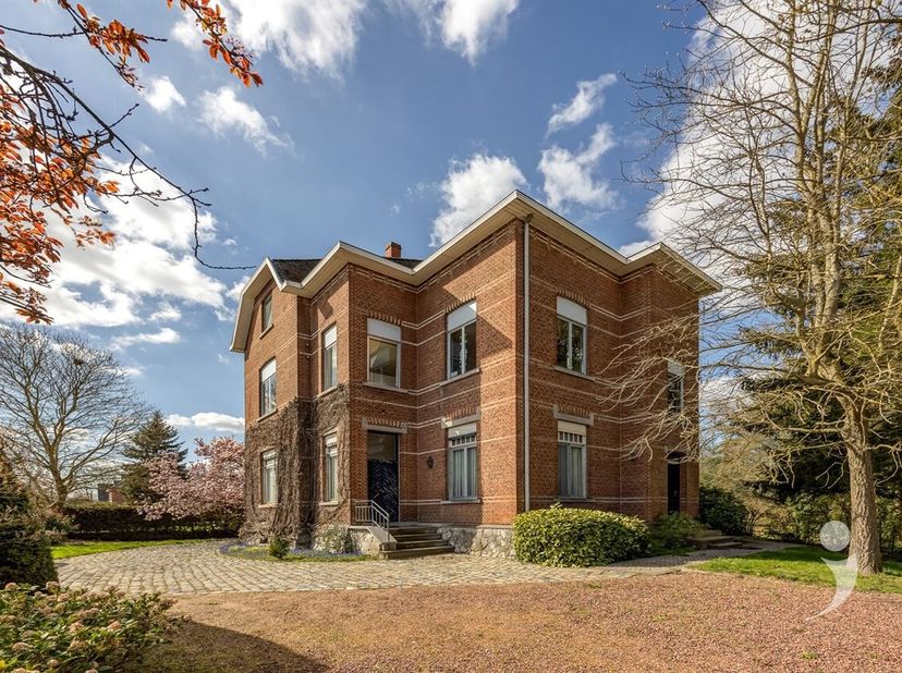 Maison d'ingénieur unique dans le style manoir français, construite à la fin de la première guerre mondiale.<br />
Cette maison de grande classe est s