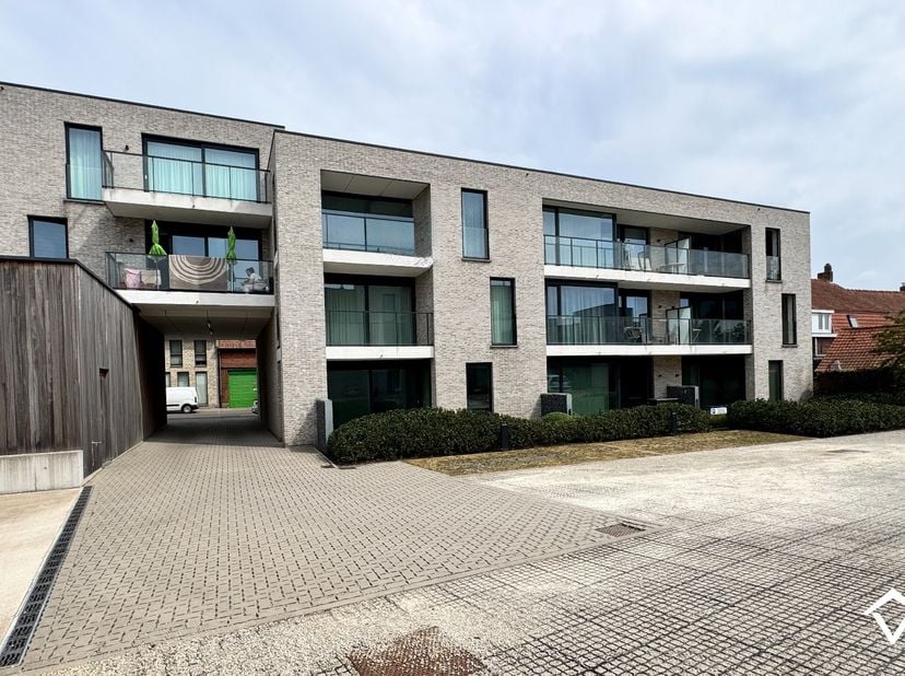 Dit appartement (A2.1) is gelegen op de 2de verdieping in de Residentie Brouwershof te Westrozebeke (Staden) en bestaat uit: inkomhal - toilet - badka