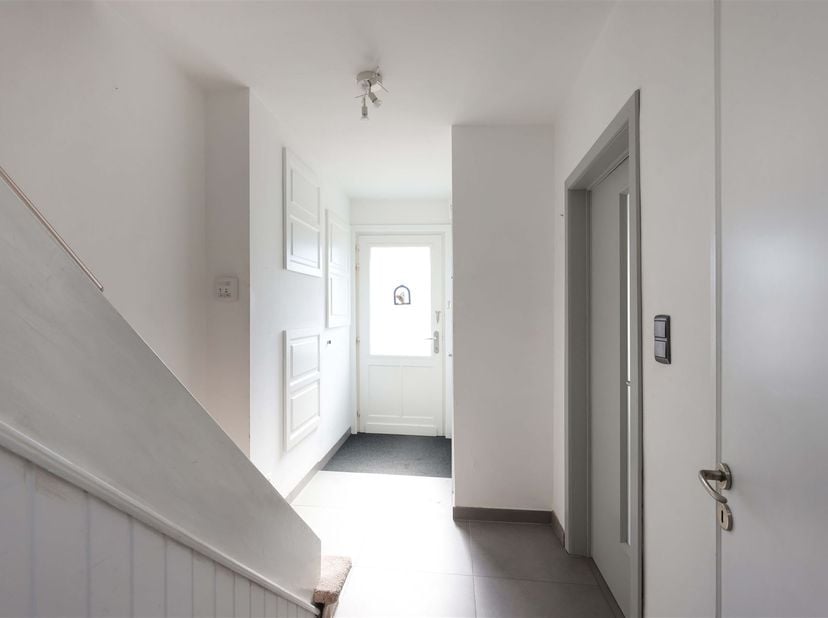 Gezellige instapklare gezinswoning met 3 slaapkamers en zonovergoten tuin - Toplocatie <br />
<br />
Omgeving:<br />
+ Gelegen op wandelafstand van