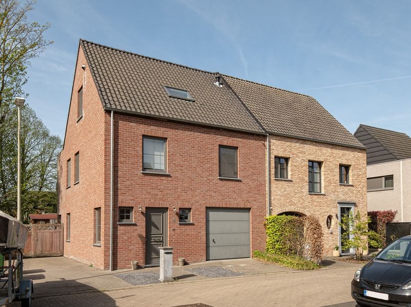 Droomt u van rustig wonen in een veilige, kindvriendelijke omgeving met alle comfort én uitstekende energiezuinigheid? Dan is deze verzorgde halfopen