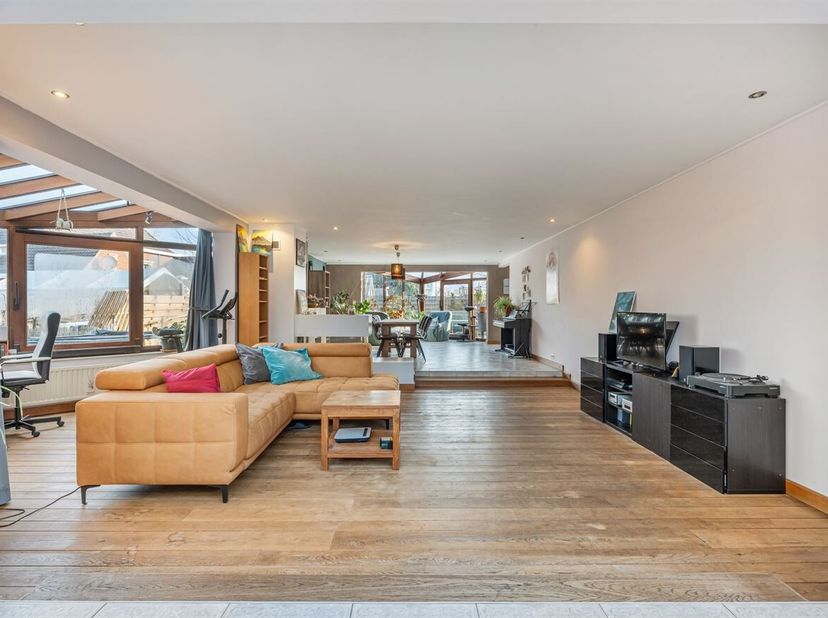 Charmante en ruime gezinswoning met 5 slaapkamers in Lommel<br />
Deze ruime en instapklare gezinswoning biedt een perfecte combinatie van comfort, li