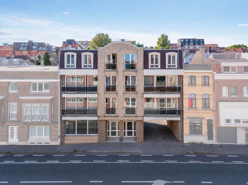 Uitstekende investeringsopportuniteit: volledig verhuurd appartementsgebouw op toplocatie in Kortrijk<br />
Bent u op zoek naar een zorgeloze invester