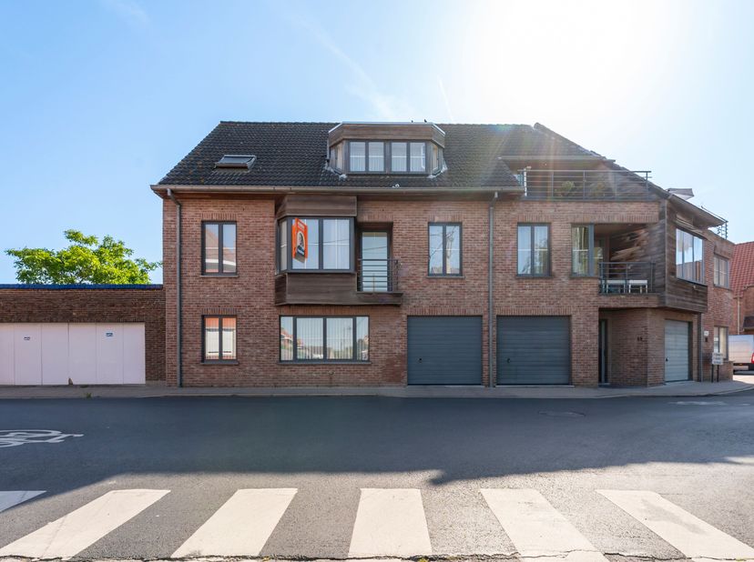 Lichtrijk appartement met 2 slaapkamers te koop in Sint-Eloois-Winkel!!<br />
Het appartement bevindt zich op de eerste verdieping en is vlot bereikba