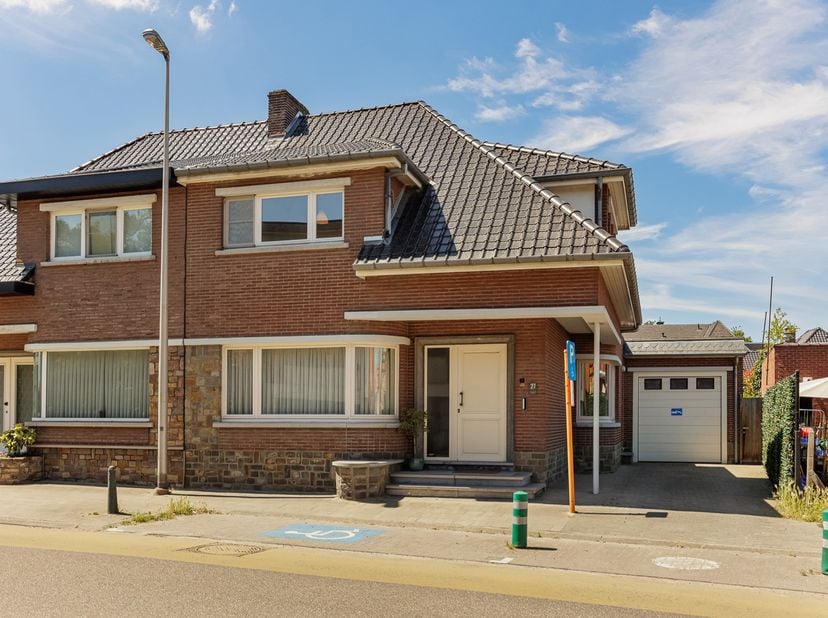 KARAKTERVOLLE, INSTAPKLARE GEZINSWONING (HOB) MET 4 SLAAPKAMERS, TOFFE TUIN EN INPANDIGE GARAGE TE KURINGEN (HASSELT)<br />
Deze woning ligt in de dor