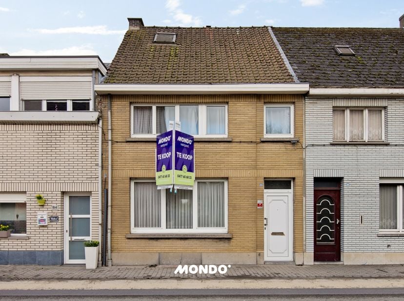 Bent u op zoek naar een strategisch gelegen renovatieproject met enorm veel potentieel? Deze structureel gezonde woning aan de Boomsestraat 82 in Niel