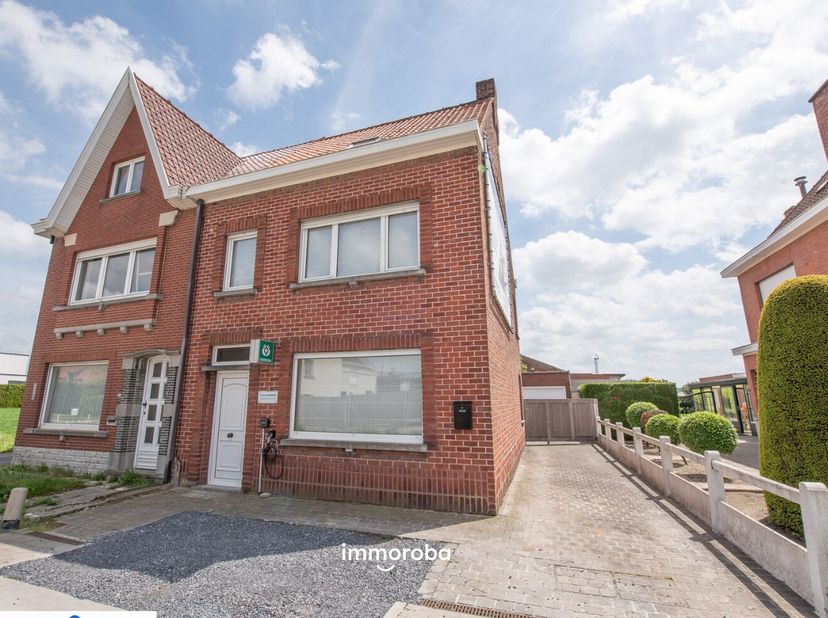 Op een perceel van 383 m² bevindt zich deze ruime gezinswoning met een bewoonbare oppervlakte van 172 m², gelegen op een vlot bereikbare locatie in Wa