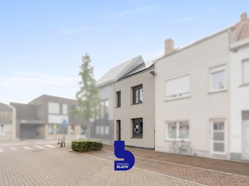 Op een rustige locatie in de Kerklaan, op wandelafstand van winkels, scholen en openbaar vervoer, bevindt zich deze charmante en verzorgde rijwoning.