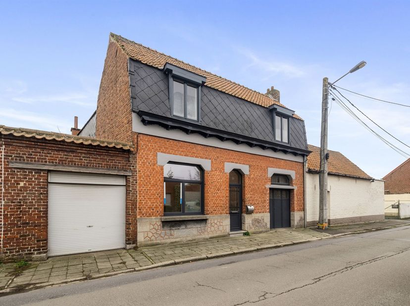 Te koop: robuuste woning met tuin en garage in het gegeerde Kain.<br />
In het geliefde dorp Kain bevindt zich deze stevig gebouwde woning op een per