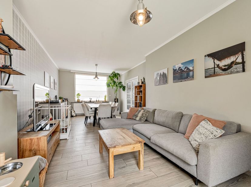 Instapklare woning met 3 slaapkamers én garage te koop in Rekkem<br />
Je betreedt de woning via de inkomhal, waar je ook toegang hebt tot de kelder.