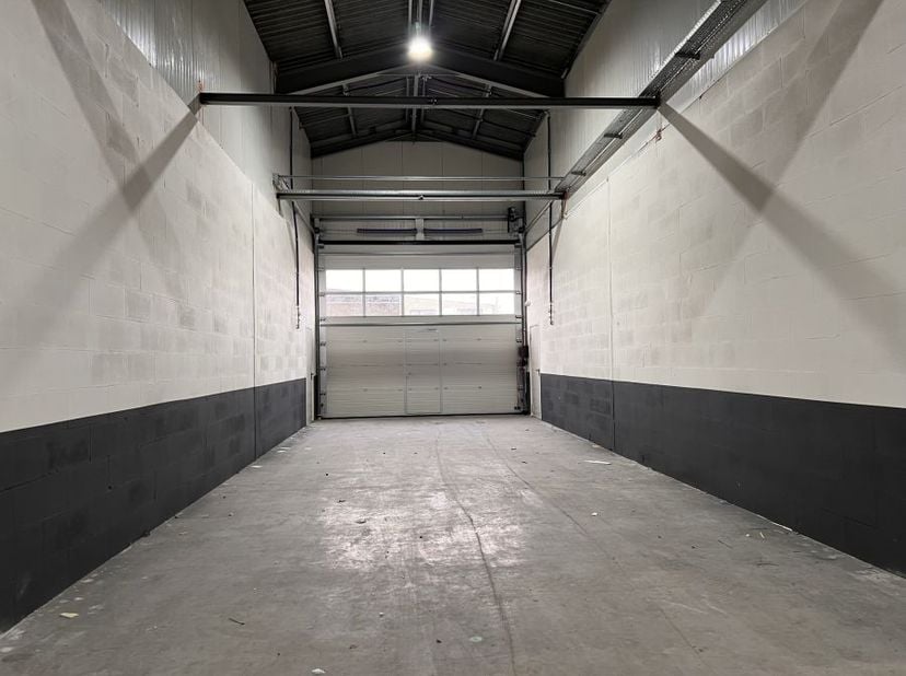 Kantoren en magazijnunits in Sint-Truiden. Recent gerenoveerd en vlakbij N79.<br />
<br />
--------<br />
opsplitsbaar<br />
<br />
te huur - magazijn