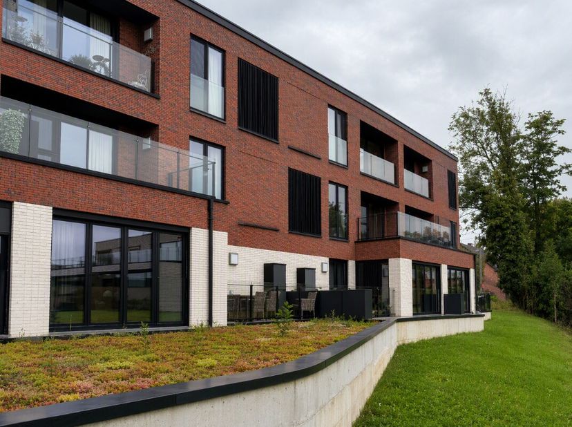 Dit recente assistentie-appartement uit 2018 is gelegen in residentie Coosterveld, een erkende assistentieresidentie in het groene Terkoest (Alken). V