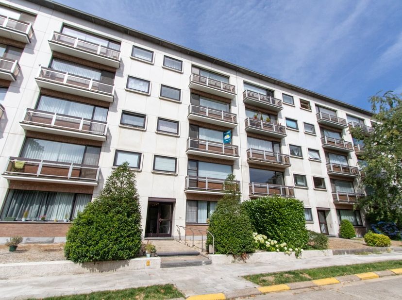 Dit ruime appartement van ca. 105 m² is gelegen in een doodlopende straat, op wandelafstand van het centrum. Het bevindt zich op de 2de &amp;nbsp;verdiepi