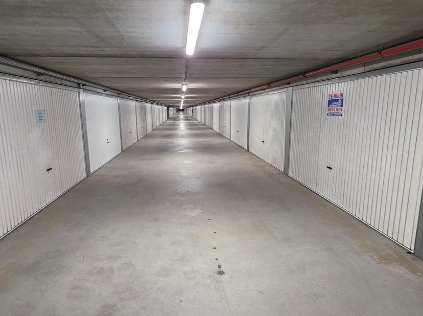 Ruime en gemakkelijk toegankelijke garage in het garagecomplex "Zeedijk fase II", met toegang via de Van Haelenstraat. Afmetingen: breedte 5,20 m x di