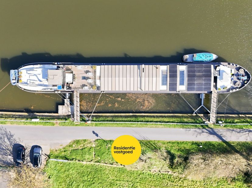De Droomboot is een uitzonderlijke woonboot (57 m lengte | ± 430 m² bewoonbaar) met vergunde vaste ligplaats in het pittoreske Plassendale (Oudenburg)