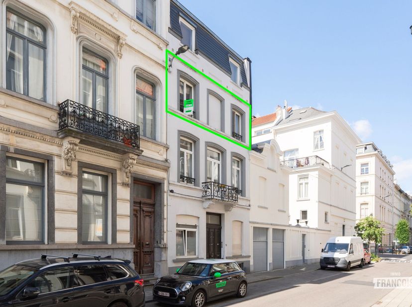 Ontdek dit instapklare 2 slaapkamer appartement op een toplocatie in de gegeerde Europese wijk van Brussel. Dankzij de uitstekende bereikbaarheid en d
