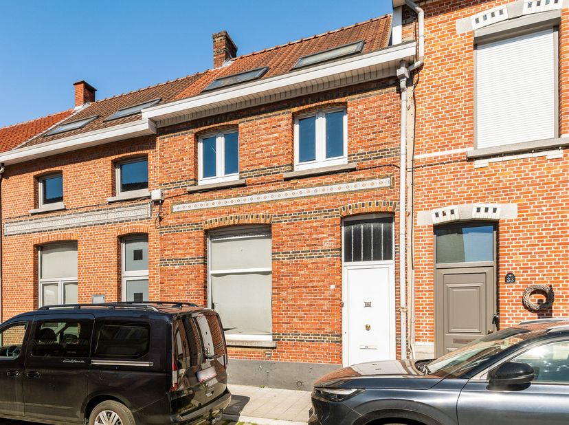 Deze karaktervolle woning is rustig gelegen in een éénrichtingsstraat en biedt een uitstekende basis voor wie op zoek is naar een eigendom die nog vol