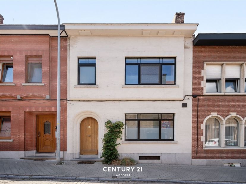 Deze charmante, gerenoveerde rijwoning is gelegen in de Torenstraat in Tienen, een rustige residentiële straat met voornamelijk plaatselijk verkeer. D